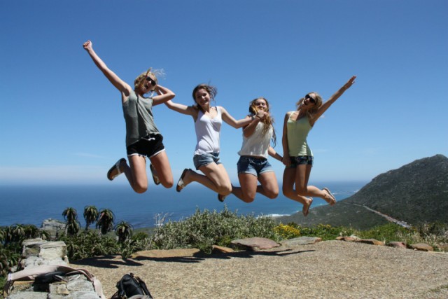 ze springen een gat in de lucht | Foto | Stedelijk College’s reisblog